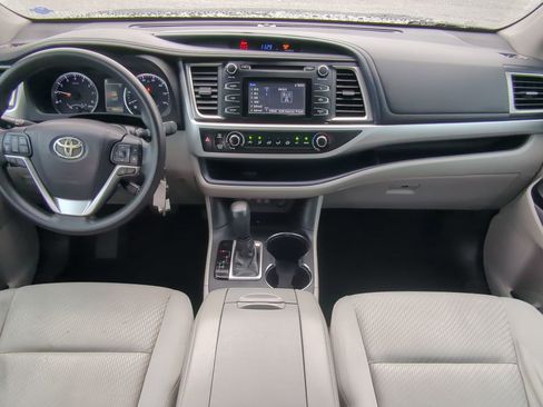 Used 2018 Toyota Highlander LE image 14
