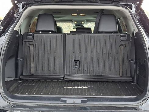 Used 2020 Toyota Highlander XLE image 30