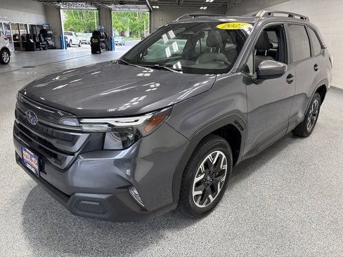 Used 2025 Subaru Forester Premium AWD/4WD image 3