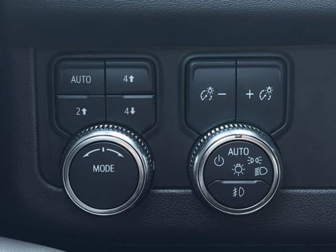 Used 2023 GMC Yukon XL AT4 w/ Technology Package AWD/4WD image 5