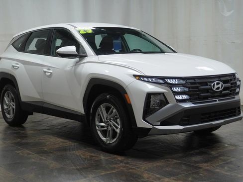 Certified 2025 Hyundai Tucson SE image 1