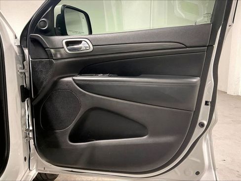 Used 2019 Jeep Grand Cherokee Altitude image 23