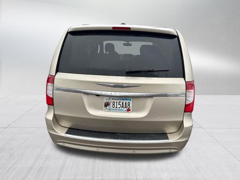 Used 2015 Chrysler Town & Country Touring-L w/ Driver Convenience Group image 4