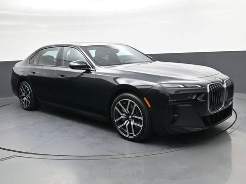 Used 2025 BMW 760i xDrive w/ Luxury Rear Seating Package image 2