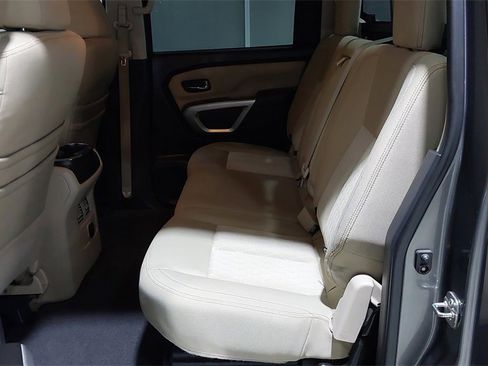 Used 2017 Nissan Titan SV image 21