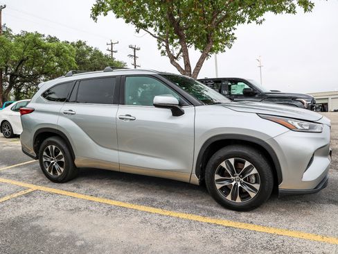 Used 2020 Toyota Highlander XLE FWD image 6