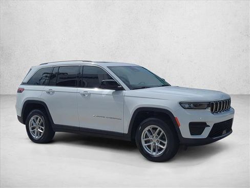 Used 2023 Jeep Grand Cherokee Laredo RWD image 3