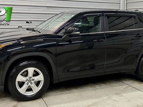 Used 2023 Toyota Highlander LE image 1