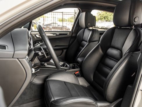 Certified 2025 Porsche Macan AWD/4WD image 5