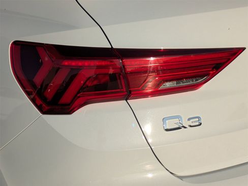 Used 2022 Audi Q3 2.0T Premium Plus w/ Premium Plus Package image 17