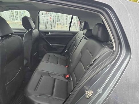 Used 2018 Volkswagen Golf SE image 16