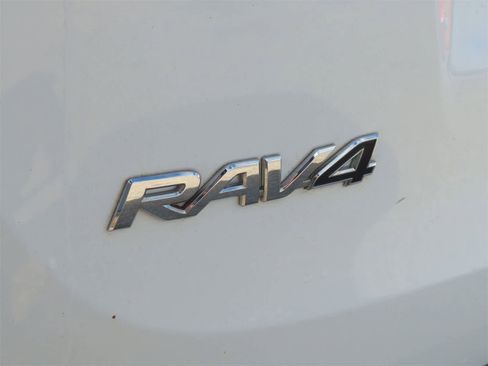 Used 2015 Toyota RAV4 LE image 13