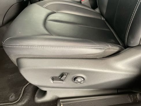 Used 2025 Chrysler Pacifica Select image 12