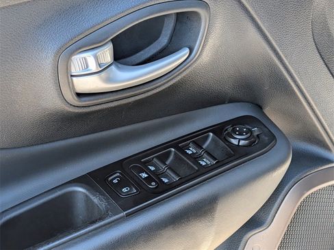 Used 2023 Jeep Renegade Latitude image 11