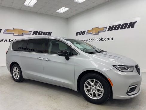 Used 2024 Chrysler Pacifica Touring-L FWD image 3