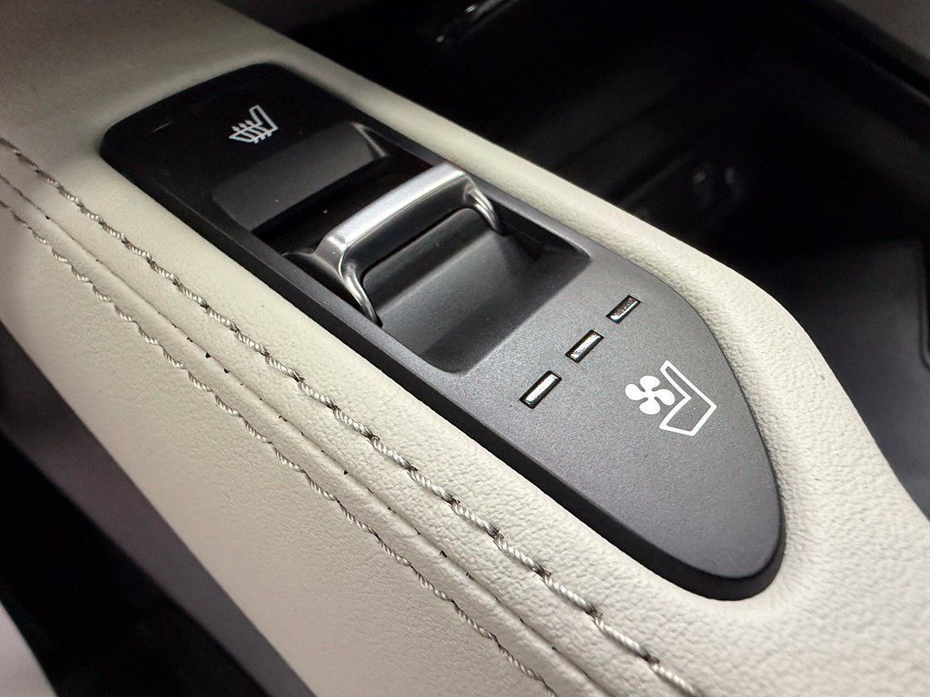 Used 2023 Kia Telluride EX w/ EX Captain's Chair Package AWD/4WD image 29