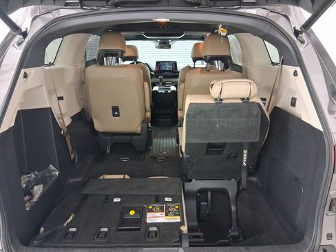 Used 2021 Toyota Sienna Limited image 27