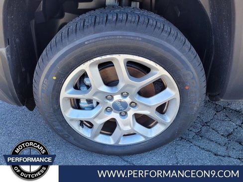 Used 2018 Jeep Renegade Latitude w/ Cold Weather Group image 12