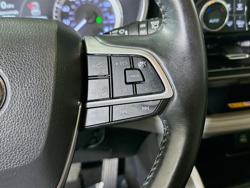 Used 2023 Toyota Highlander XLE FWD image 17