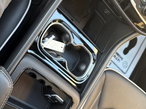 New 2026 Chrysler Pacifica Limited w/ Uconnect Theater Family Group image 20