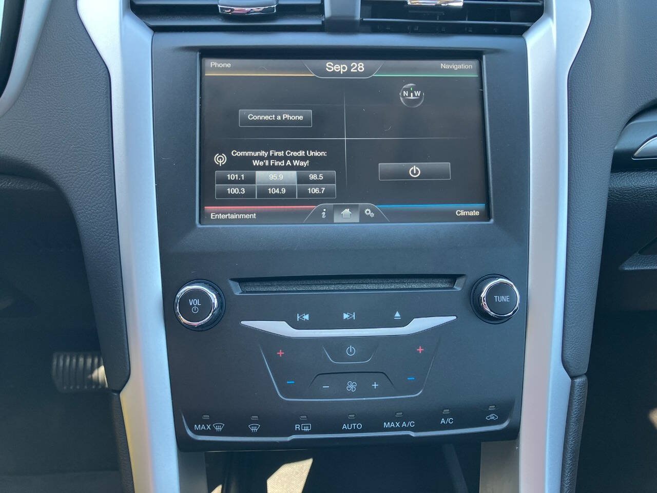 Used 2015 Ford Fusion SE FWD image 19