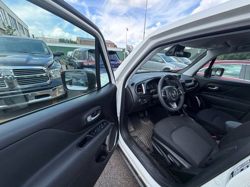 Used 2023 Jeep Renegade Latitude AWD/4WD image 9