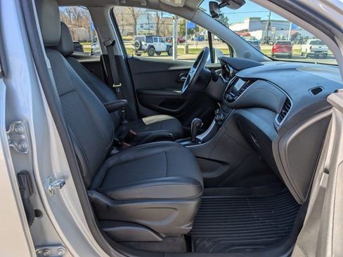 Used 2022 Chevrolet Trax LT w/ LT Convenience Package image 12