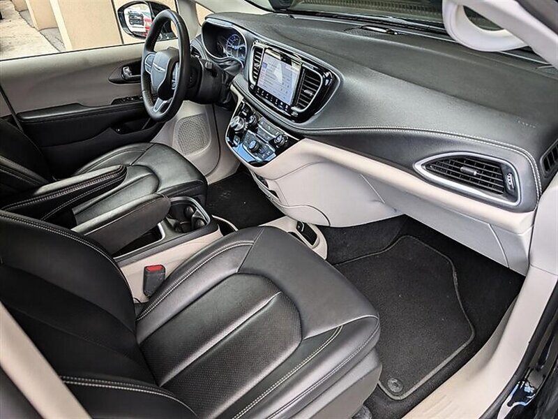 Used 2024 Chrysler Pacifica Limited FWD image 4