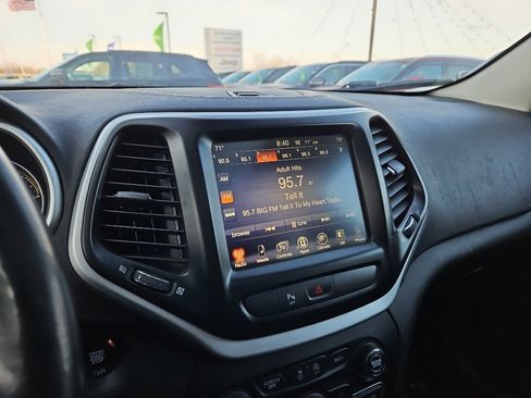 Used 2018 Jeep Cherokee Latitude Plus w/ Comfort/Convenience Group image 12