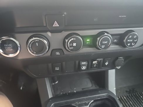 Used 2019 Toyota Tacoma TRD Sport image 14