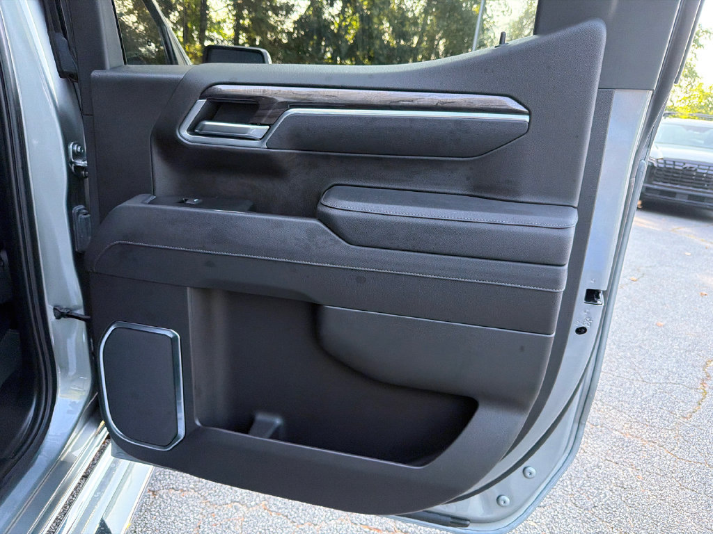 Used 2025 Chevrolet Silverado 1500 LTZ RWD image 16