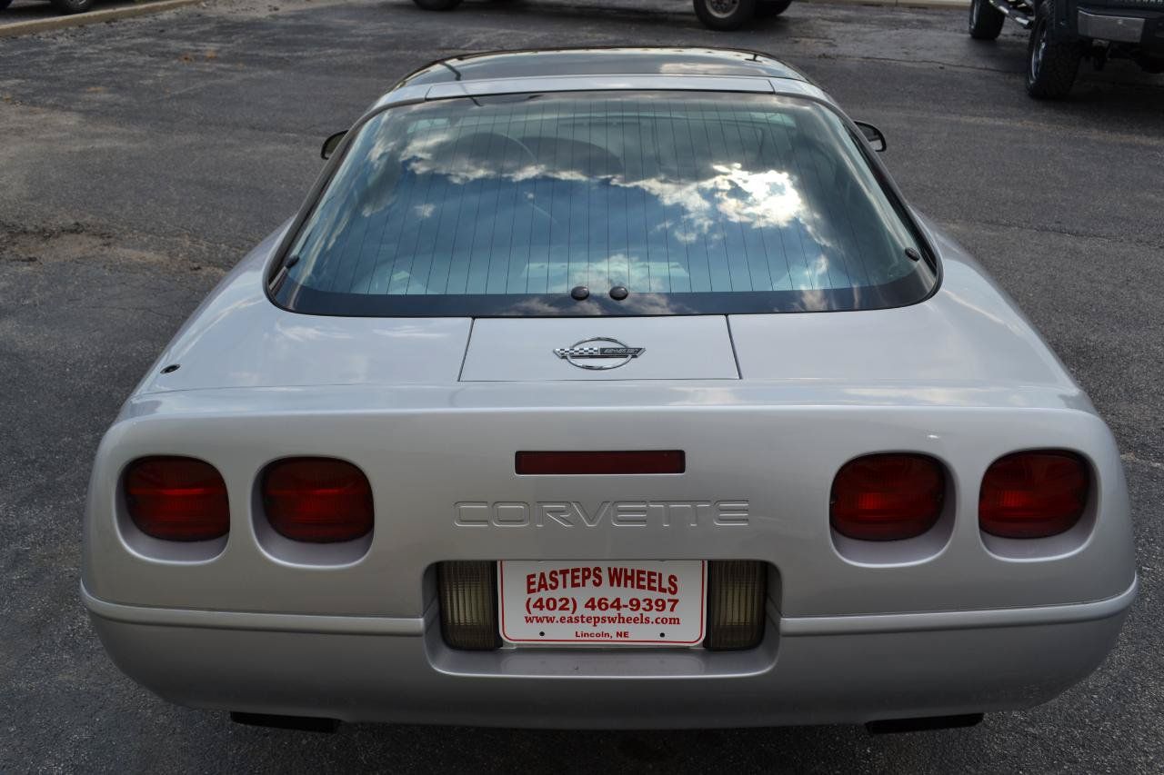 Used 1996 Chevrolet Corvette Coupe RWD image 9