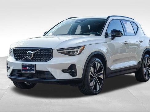 Used 2025 Volvo XC40 B5 Plus AWD/4WD image 5