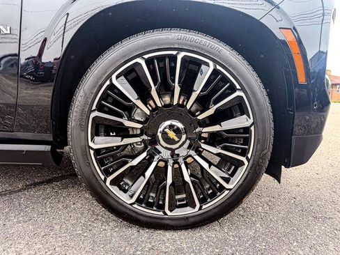 Used 2025 Chevrolet Suburban High Country image 12