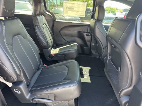 New 2026 Chrysler Pacifica Select image 50