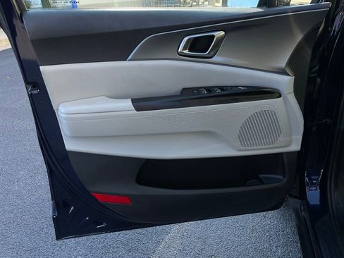 Used 2023 Kia Carnival LX image 24