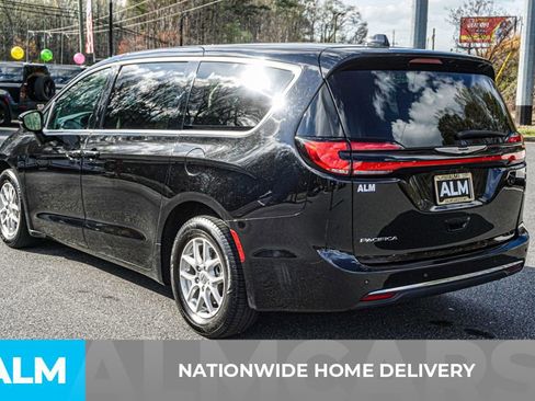 Used 2024 Chrysler Pacifica Touring-L image 5