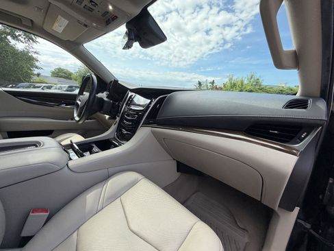 Used 2020 Cadillac Escalade ESV Luxury AWD/4WD image 35