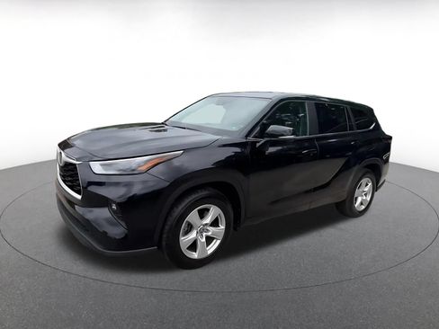 Used 2025 Toyota Highlander LE FWD image 8