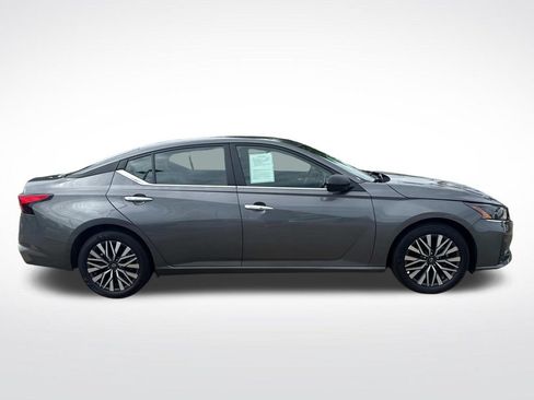 Used 2025 Nissan Altima 2.5 SV FWD image 13