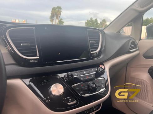 Used 2022 Chrysler Pacifica Touring-L FWD image 18