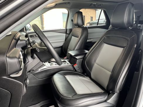 Used 2023 Ford Explorer XLT w/ Equipment Group 202A AWD/4WD image 4