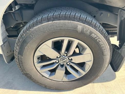 Used 2025 Nissan Frontier SV w/ SV Convenience Package RWD image 8