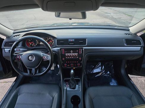 Used 2018 Volkswagen Passat 2.0T R-Line image 22