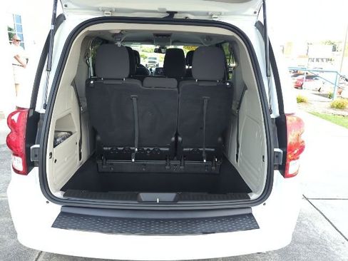 Used 2020 Dodge Grand Caravan SE FWD image 14