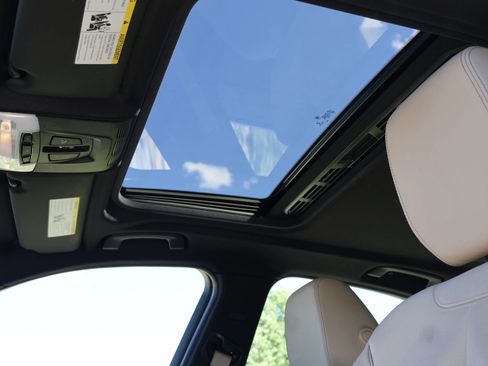 Used 2017 BMW 330i Sedan w/ Premium Package image 20