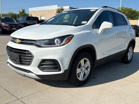 Used 2020 Chevrolet Trax LT w/ LT Convenience Package AWD/4WD image 2