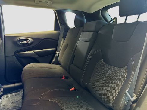 Used 2019 Jeep Cherokee Latitude w/ Popular Appearance Group image 14