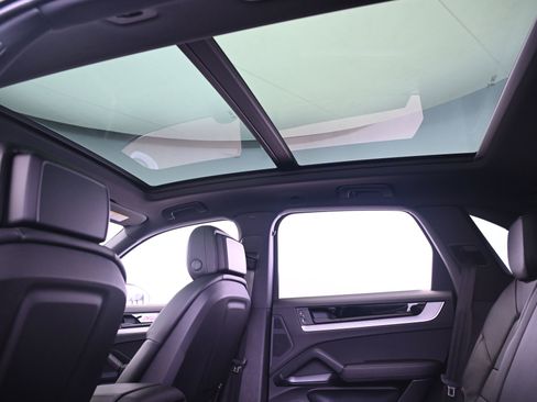 Certified 2025 Porsche Cayenne image 34