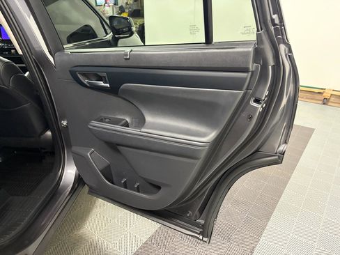 Used 2025 Toyota Highlander XLE image 17